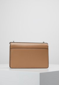 DKNY Axelremsväska - nude