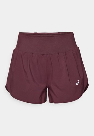 Burgundi värvi jooksulühikesed püksid elastse vöökohaga, kahe külgedel oleva taskuga ja ees oleva logoga, valmistatud kergest ja paindlikust kangast.