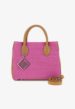 Borsa a tracolla rosa intrecciata con dettagli in pelle beige, doppi manici e una tracolla rimovibile. Presenta un ciondolo in argento attaccato.