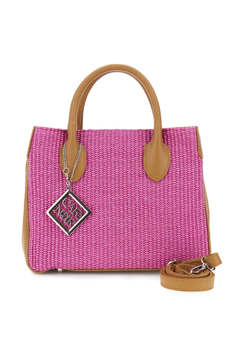 Růžová tkaná kabelka s hnědými koženými akcenty, dvojitými uchy a odnímatelným ramenním popruhem. Obsahuje připevněný stříbrný přívěsek.