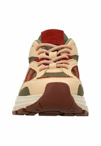 Beige en groene sportschoen met een gewatteerde rode tong, meshpanelen en veters. Heeft een dikke, gestructureerde zool met een prominente hak.