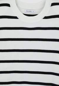Maglione a righe bianco e nero con scollatura rotonda. Realizzato in tessuto lavorato a maglia, presenta righe orizzontali uniformi e bordi a costine.