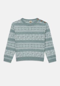 Lyseblå sweater med snefnug mønster, rund halsudskæring, ribbede manchetter og kant, samt tre dekorative knapper på venstre skulder.