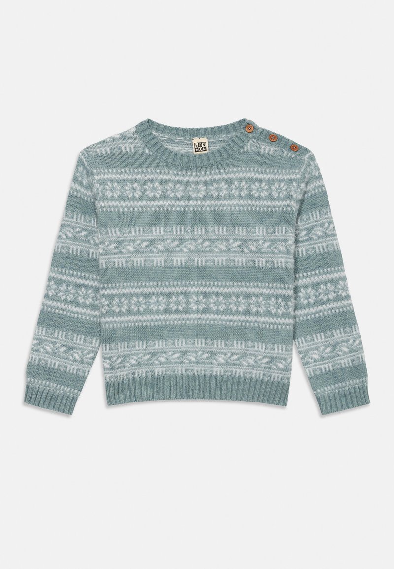 Lyseblå sweater med snefnug mønster, rund halsudskæring, ribbede manchetter og kant, samt tre dekorative knapper på venstre skulder.