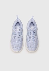Ténis Nike azuis claros com materiais em malha e sintéticos, bico redondo, colarinho almofadado, sola texturizada e detalhes brancos nas laterais.