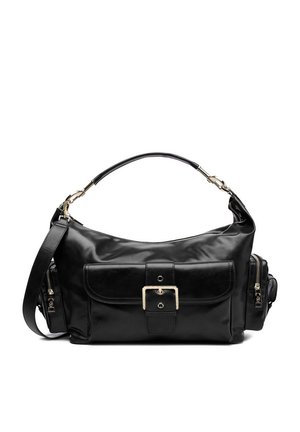 Borsa nera in pelle con tasca frontale con fibbia, scomparti laterali con cerniera e doppie tracolle su sfondo bianco.