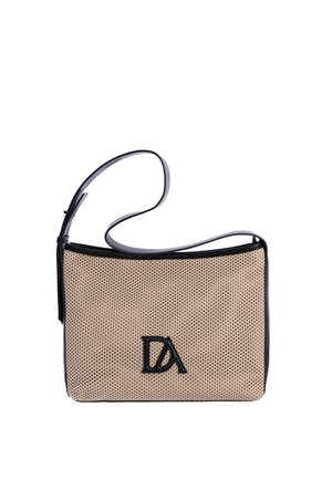 Bolso de hombro rectangular tejido en color beige con ribete negro, correa ajustable y logo DA negro en el centro delantero.