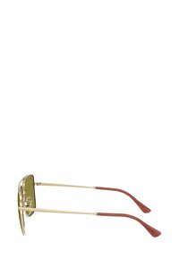 Occhiali da sole in metallo dorato con una montatura quadrata unica, lenti verdi sfumate e terminali delle stanghette in acetato rosso con una leggera curvatura.