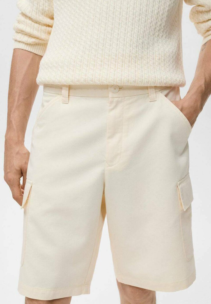 Beige Cargo-Shorts mit zwei seitlichen Taschen und zwei Klapptaschen, aus Baumwolle gefertigt, mit einem Knopfverschluss und einer entspannten Passform.