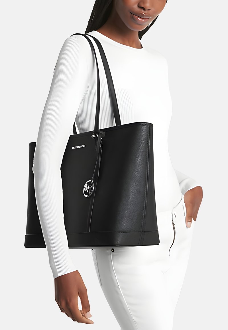 MICHAEL Michael Kors LARGE SAFFIANO JET TRAVEL - Bolso de mano - black