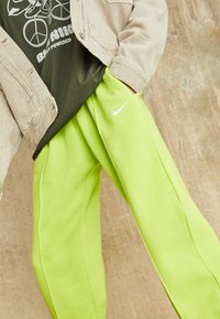 Nike Sportswear W NSW ESSNTL PANT FLC TREND - Calças de fato de treino - atomic green/white