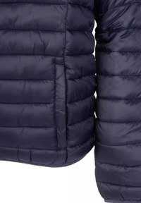Giacca a palello blu navy con design trapuntato, caratterizzata da cuciture orizzontali e una tasca laterale. Tessuto lucido e liscio.
