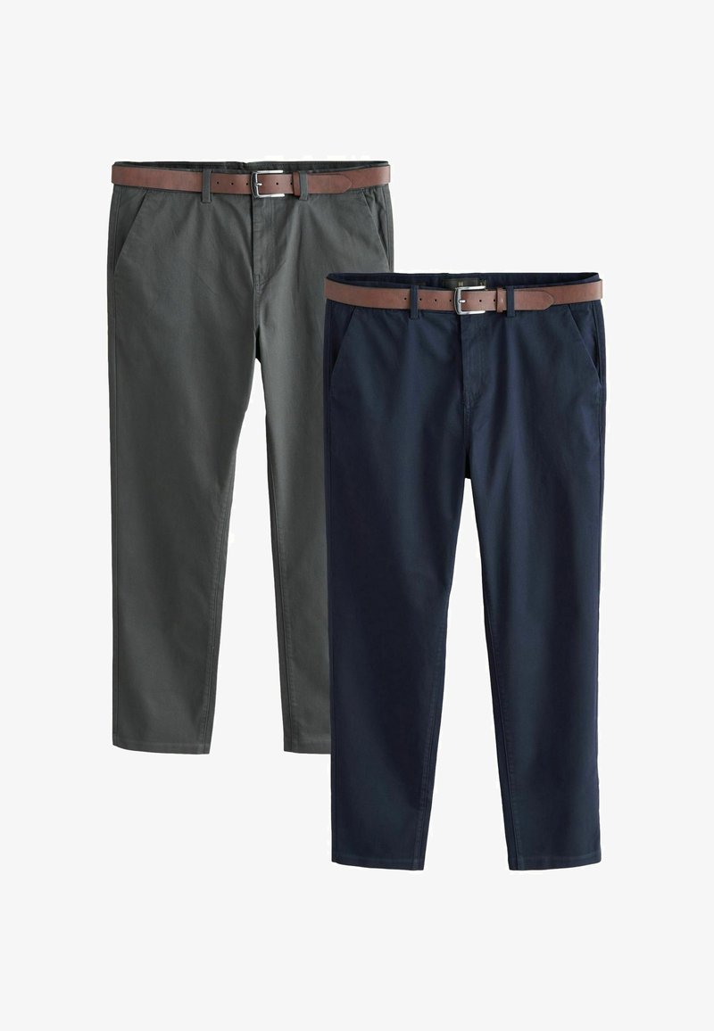 Deux paires de pantalons décontractés pour hommes, l'une grise foncée et l'autre marine, chacune avec une ceinture en cuir marron et des poches latérales, présentées sur un fond blanc.