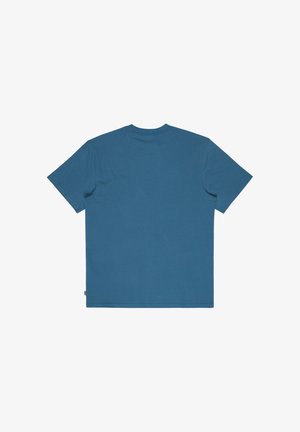 Enkelt blå kortærmet T-shirt med rund hals set bagfra på hvid baggrund.