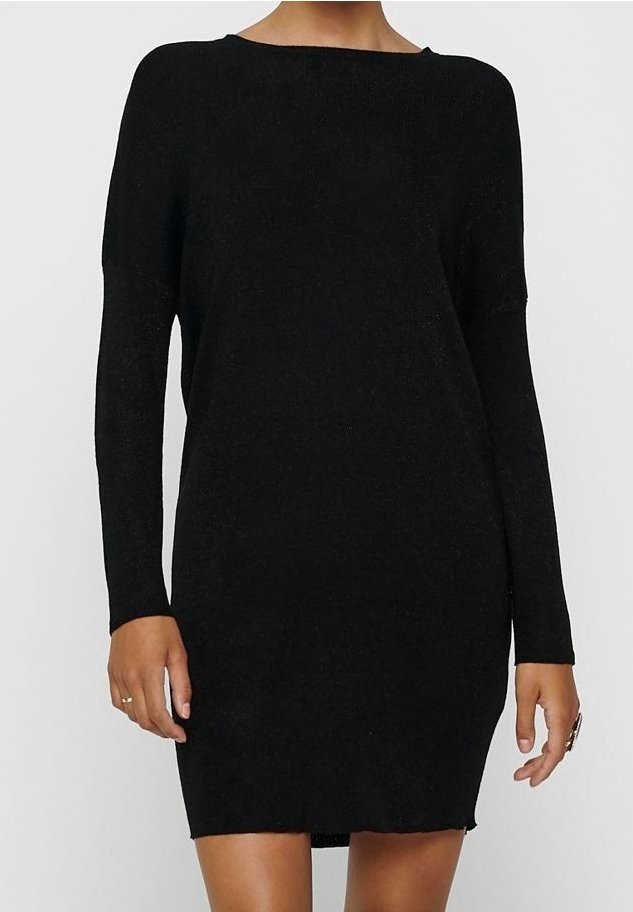 Vestido negro de punto con mangas largas y escote barco. Tela suave y texturizada con un ajuste ligeramente oversize, que termina por encima de las rodillas.