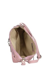 Borsa a tracolla in suede rosa con chiusura a cerniera superiore, tasche interne e tracolla removibile con accentuazione in catena argentata.