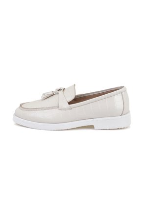 Mocassins en cuir gaufré gris clair avec un accent en nœud, dotés d'une semelle en caoutchouc blanche et d'un intérieur en tissu doux.