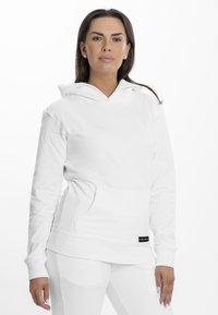 Valge kapuutsiga dressipluus, millel on ees tasku, nööridega kapuuts ja soonikkoes varrukad. Hemmikul on peen logo silt. Sile kangatekstuur.