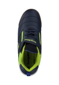 Dunkelblaue Sneakers mit Obermaterial aus Mesh und Synthetik, limonengrünen Akzenten, Gummisohle und tonalem Nähen. Mit Schnürverschluss und Logodetail.