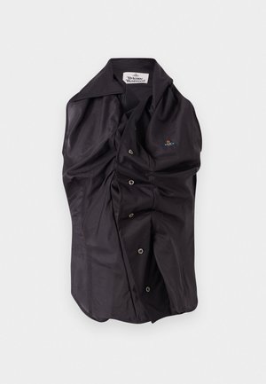 Camisa negra con cuello estructurado, que presenta un cierre de botones en la parte delantera, tela texturada y un bordado decorativo de logo en el pecho.