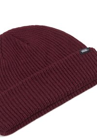 Tummanpunainen ribbiknitti pipo taitetulla resorilla, jossa on pieni musta Vans-logotagi valkoisella taustalla.