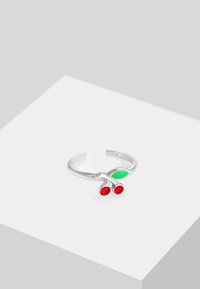 Anello in argento sterling con due gemme rosse a forma di ciliegie e un accento a foglia verde, design minimalista con una banda aperta.