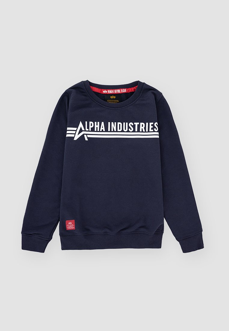 Marinblå sweatshirt i bomullsblandning, med vit text "ALPHA INDUSTRIES" och horisontella ränder. Rund halsringning och ribbade ärmslut. Röd etikett vid fållen.