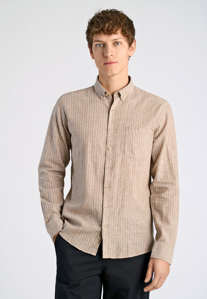 Camicia a maniche lunghe a righe beige e bianche con colletto abbottonato, tasca frontale e orlo arrotondato. Tessuto dalla superficie liscia.