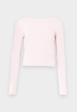 Világos rózsaszín, hosszú ujjú, rövidített felső széles nyakkivágással, tiszta fehér háttér előtt bemutatva.