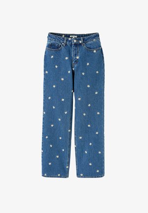 Jean en denim de couleur bleu clair, orné d'une broderie dispersée de marguerites jaunes et blanches. Coupe droite, disposition classique à cinq poches.