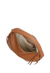 Borsa a tracolla in pelle color marrone chiaro con superficie texturizzata, chiusura con zip e tasca interna. Il design aperto rivela un rivestimento chiaro a contrasto.