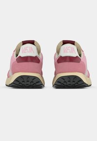 Ροζ αθλητικά παπούτσια Veja με επάνω μέρος από σουέντ και δίχτυ, αντίθετες μπορντό λεπτομέρειες στη φτέρνα, μπεζ εξωτερική σόλα και λευκή λεπτομέρεια λογότυπου στη φτέρνα.