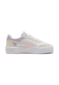 Sneaker bianco con suola in gomma spessa, tomaia in pelle e sintetico, con accenti rosa pastello e beige e un design testurizzato.