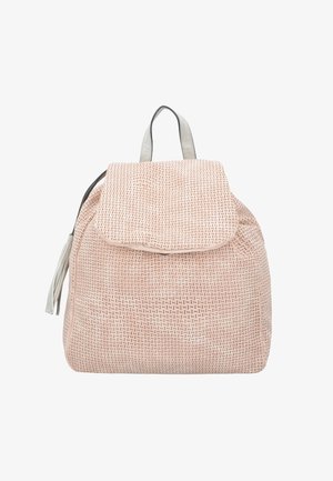 Zaino intrecciato color rosa cipria con chiusura a patta, manico superiore e design testurizzato. Presenta un motivo sottile e un accento funzionale con nappina.