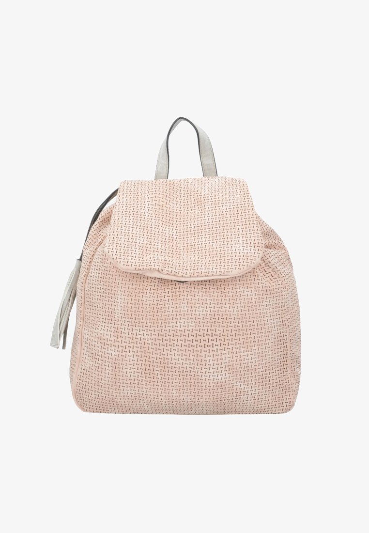 Sac à dos tissé de couleur rose blush avec une fermeture à rabat, une poignée de transport supérieure et un design texturé. Il présente un motif subtil et un accent fonctionnel en forme de pampille.