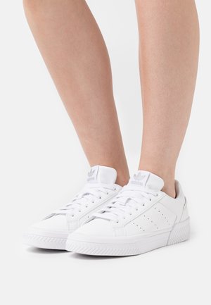 COURT TOURINO  - Zapatillas - footwear white/silver metallic