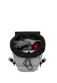 Sac à dos gris avec une ouverture à cordon noire, comprenant une bouteille d'eau rouge, des écouteurs gris et un intérieur texturé. Bandes réglables attachées.