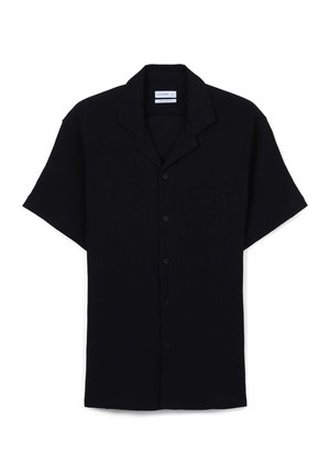 Camicia nera a maniche corte con collo a punte, taschino sul petto e tessuto testurizzato. Presenta una vestibilità rilassata e un design classico.