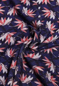 Marineblauem Stoff mit einem floralen Muster aus rosa und blauen Blumen und Blättern, strukturiert mit einem feinen Gewebe und einem dezenten geometrischen Hintergrunddesign.