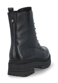 Botín negro de cuero con una suela de goma resistente, cierre de cordones en la parte frontal y un pequeño detalle del logo en el lateral. Textura suave y diseño elegante.