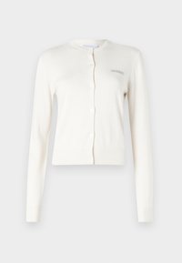 Bílý cardigan z měkkého úpletu, s kulatým výstřihem, dlouhými rukávy a zapínáním na knoflíky, přičemž jméno značky je vyšívané na hrudi.