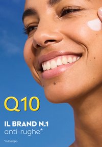 Pubblicità della crema antirughe Q10 con primo piano di un volto sorridente che applica una crema bianca sulla pelle su uno sfondo blu.
