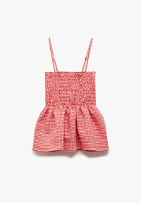 Rood en wit gingham-top met gesmokte buste, dunne bandjes en een uitlopende, geplooide rok. De stof heeft een gestructureerde oppervlakte.