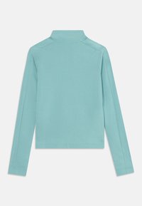 Hellblaues Langarm-Pullover mit hohem Kragen. Hergestellt aus einem weichen Stoff, mit flachen Nähten und einer entspannten Passform. Schnelle Textur.