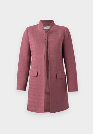 Manteau rose texturé à coupe droite, col officier, et deux poches avant. Présente un motif en chevrons et un design sans boutons.