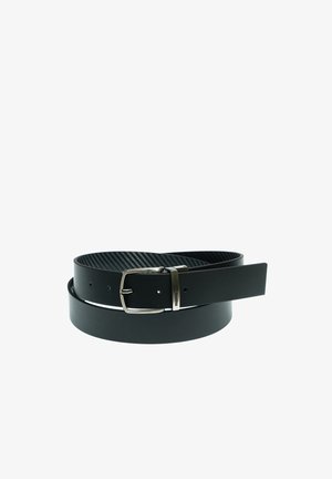 Ceinture en cuir noir avec boucle rectangulaire argentée et intérieur texturé, enroulée sur un fond blanc.
