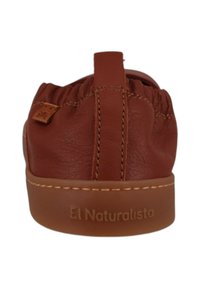 Brązowe skórzane buty slip-on z marszczonym wierzchem, jasnobrązową gumową podeszwą i wytłoczonym logo "El Naturalista" na pięcie.
