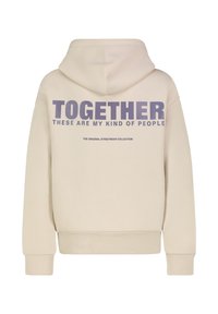 Beige hoodie met een grote paarse grafische afbeelding op de achterkant met de tekst "SAMEN ZIJN DIT MIJN SOORT MENSEN," voorzien van een trekkoordkap.