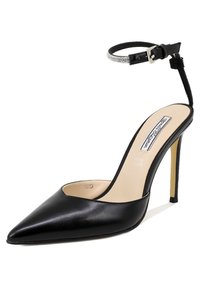 Scarpa nera in pelle con tacco alto, punta affusolata, cinturino slingback e decorazione in strass. Presenta una soletta beige e un tacco dorato.