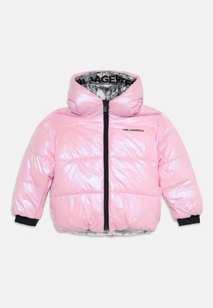 Pink skinnende dunjakke med sort lynlås, sorte indvendige ærmekanter, høj krave og synligt Karl Lagerfeld-logo på brystet og indersiden af kraven.